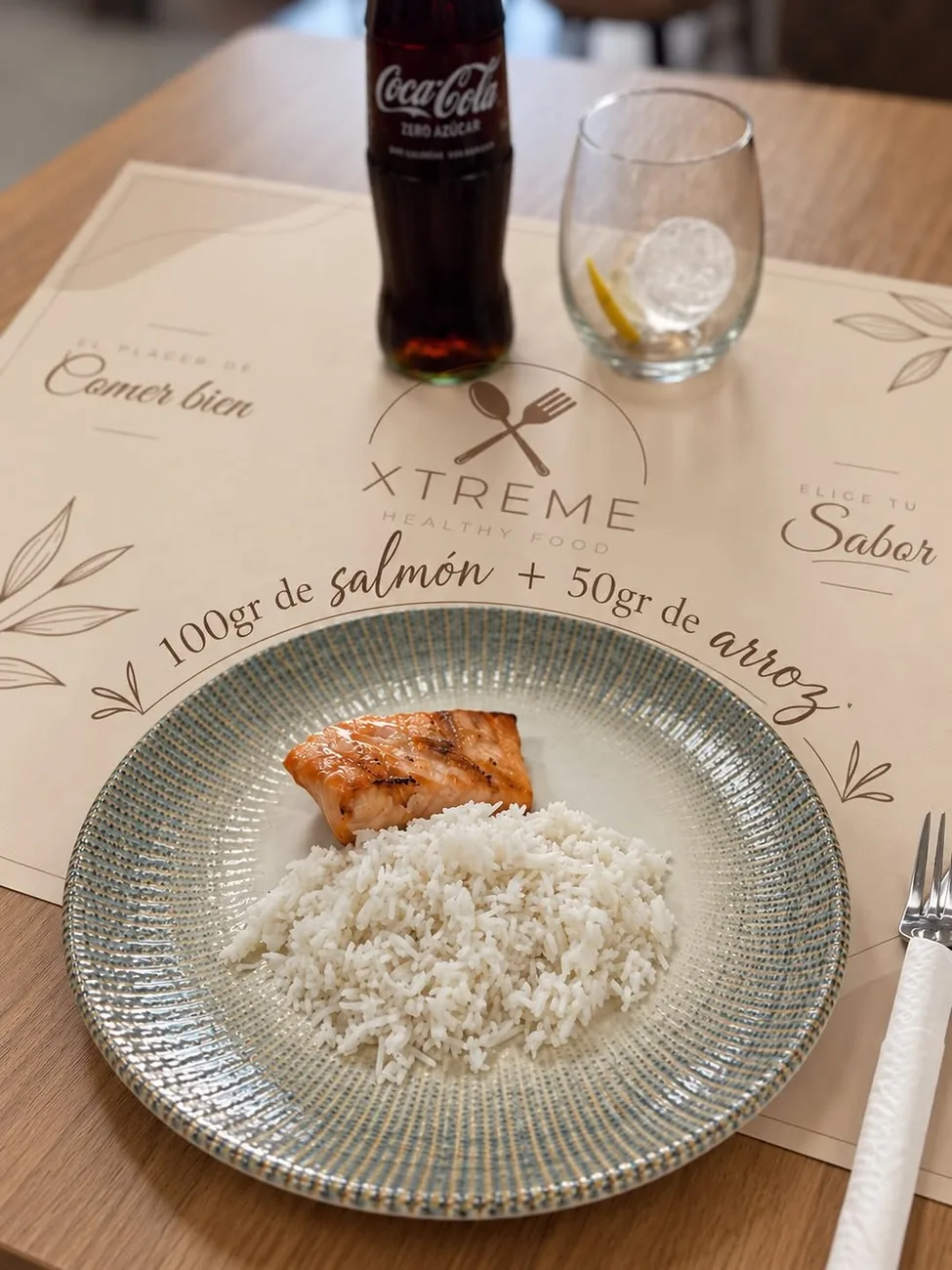 Plato de arroz con proteína servido en Xtreme Healthy Food