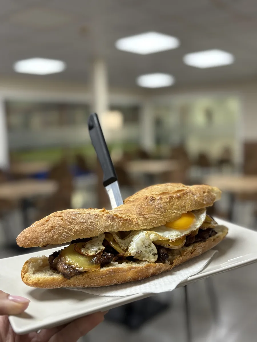 Bocadillo de la casa con patatas