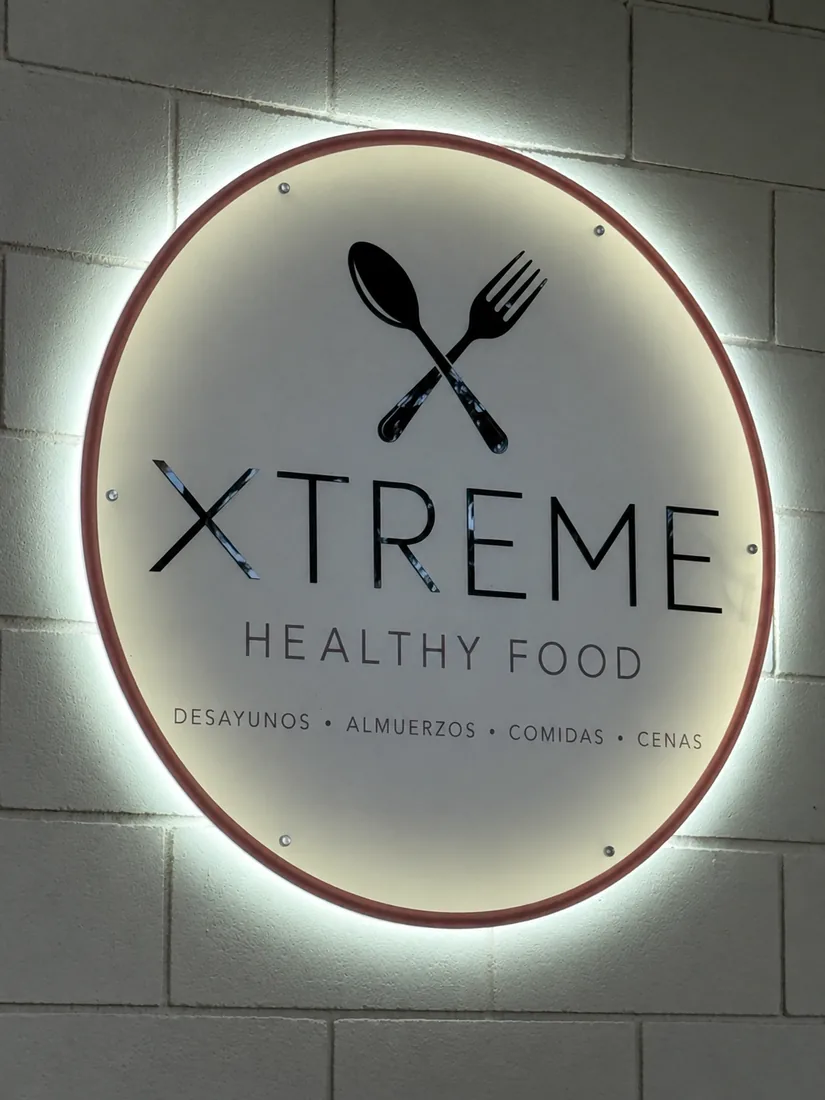 Rótulo circular de Xtreme Healthy Food con cubiertos cruzados