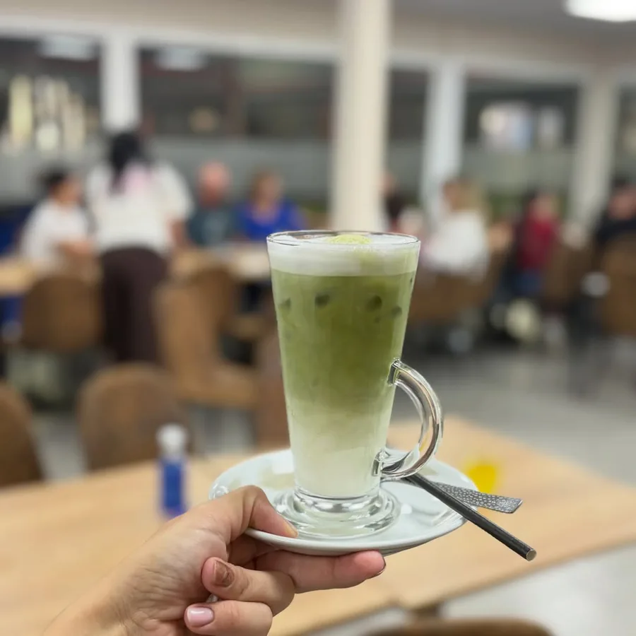 Iced matcha latte en vaso, con hielo