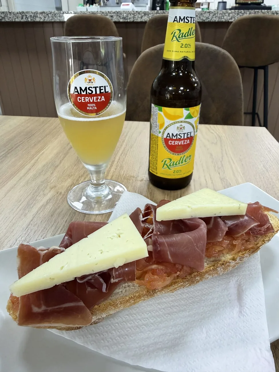 Bocadillo y cerveza servidos en la mesa del local