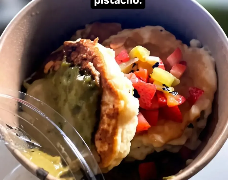 Tortitas con nata y fruta servidas en Xtreme Healthy Food